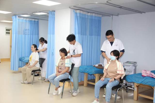 红心向党迎七一，志愿服务送健康——武汉市职业病防治院开展家门口的针灸名医义诊康复诊疗活动